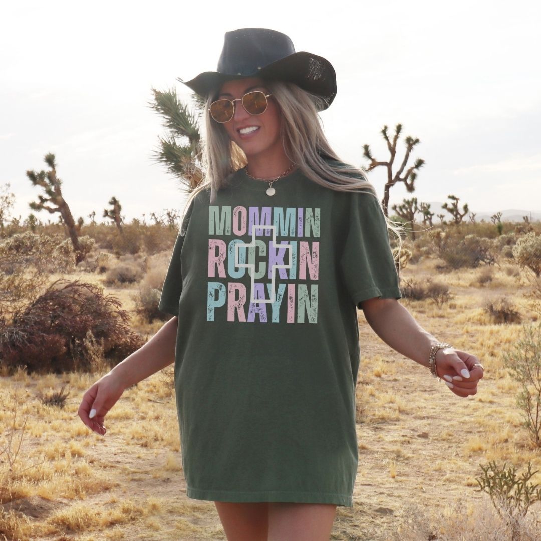 Mommin Rockin Unisex Tshirt